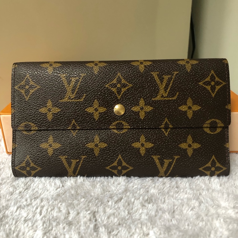 International wallet monogram